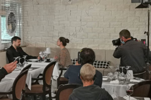Vue du tournage de la série Les Feux de l'Amour - un couple dîne au restaurant gastronomique Dans les Etoiles à Cergy