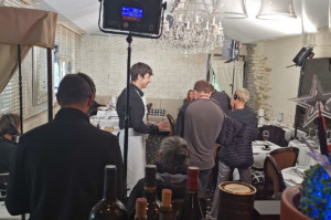 Vue du tournage de la série Les Feux de l'Amour - un serveur au restaurant gastronomique Dans les Etoiles à Cergy